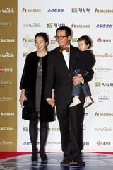 高清组图：青龙奖红毯女星争艳 河智苑孙艺珍成焦点