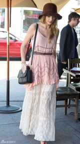 高清图：泰勒-斯威夫特街拍 粉色上衣搭蕾丝裙