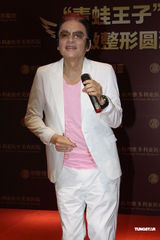 组图：高凌风整形后首现身 谈及前妻数度哽咽