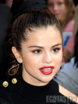 组图：赛琳娜戈麦斯纽约出席活动 性感从容甜美