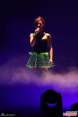 组图：丁当开唱险出事故 与徐佳莹女女亲吻