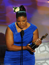 高清组图：82届奥斯卡现场 最佳女配角莫尼克领奖