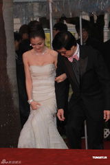 组图：AngelaBaby洁白长裙现身尽显青春魅力