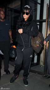 组图：蕾哈娜全身黑色运动装扮亮相伦敦