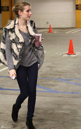 组图：艾玛-罗伯兹街拍LOOK奶油色黑纹马甲保暖