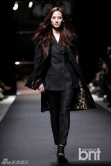 组图：韩星金宇彬郑京浩等献华丽T台秀