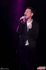 组图：张学友林忆莲献唱追忆林振强 Eason观看