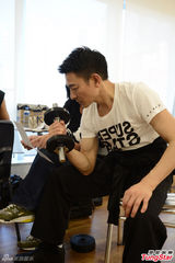 组图：刘德华为个唱苦练六腹肌 戒油盐重视早餐