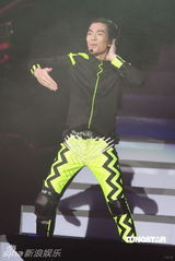 组图：萧敬腾唱《black or white》 向杰克逊致敬