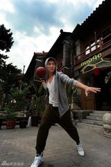 组图：贺刚时尚运动大片展绅士风范