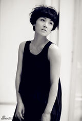 组图：黄曼素雅光影大片 简约深邃展成熟女人美