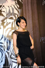 组图：小s现身北京 辣妈黑纱长裙秀美腿