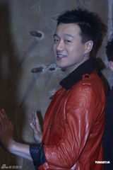 组图：佟大为关悦夫妇参观艺术展 章子怡嫂子陪同