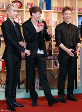 高清组图：韩组合2PM出席代言活动 穿正装帅气有型