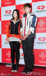 组图：金贤重姜素拉等出席户外品牌说明会