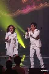 组图：谭咏麟杜丽莎携手开唱 钟镇涛等好友助阵