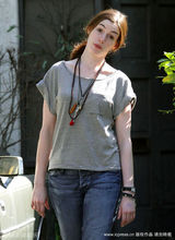 幻灯：海瑟薇出街素颜朝天 皱眉瞪眼囧囧有神