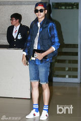 组图：帝国之子朴炯植返韩 休闲装潮范儿十足