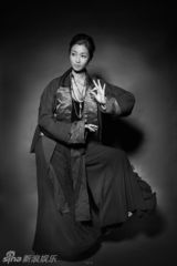 组图：央吉玛搞怪生活照曝光 点朱砂另类妆容