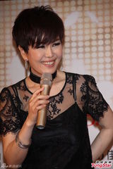 组图：江蕙连唱七场获封钢铁蕙 热裤秀美腿