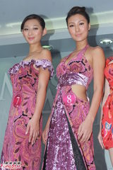 组图：准亚姐性感旗袍装拉票 甜美笑容展露美腿胸波