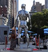 组图：贝克汉姆凿银雕像立于三市城区引围观