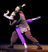 幻灯图：《铁道游击队》成舞剧 “打票车”像动作片