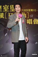 组图：萧敬腾香港举办签唱会 亲密互动喂歌迷蛋糕 