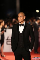 组图：《激战》彭于晏亮相红毯 光头抢镜