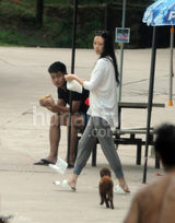 组图：撒贝宁穿情侣鞋探班章子怡 清凉玩漂流