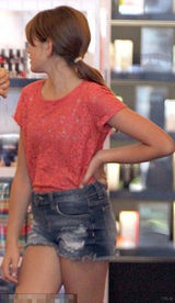 组图：辛迪-克劳馥11岁女儿初显名模范儿 美腿修长