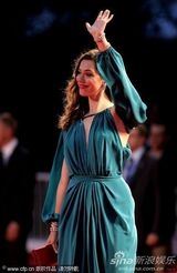 阿弗莱克帅气亮相威尼斯 丽贝卡-豪尔风情万种(图)