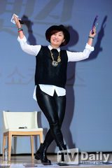 组图：严正花宣传《官能的法则》畅谈婚恋话题