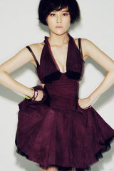 幻灯图：刘孜V领性感写真 短发造型酷劲十足