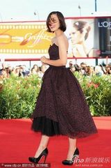 高清：《无果之路》首映女主演秀蕾丝裙 蜜挽男搭档