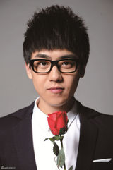 组图：刘心曝光最新杂志写真 大胆尝试拼接时尚