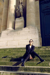 组图：张雨绮黑超漫步巴黎街头 嘟嘴卖萌显惬意