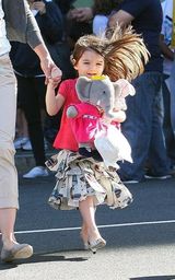 幻灯图集：苏瑞和妈妈逛街 人小鬼大表情可爱