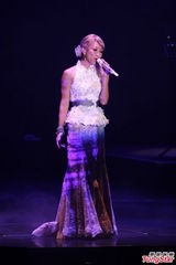 组图：幸田来未开唱变身蓝色妖姬 撅臀秀S曲线