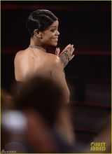 组图：蕾哈娜获最受欢迎R&B女歌手 紧身挤爆乳