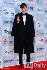 组图：宋慧乔李钟硕李准基等亮相电视颁奖礼