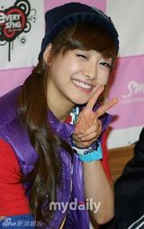 幻灯：f(x)Shinee出席练歌厅开业仪式 留手印纪念