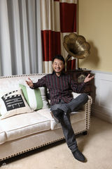 组图：黄海波拍封面大片 招牌式笑容大显亲和