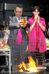 幻灯图：林志玲助阵模特公司开工 泳装环节趣味十足