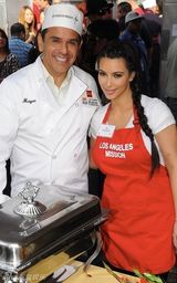 组图：金-卡戴珊感恩节下厨和妮基-希尔顿撞衫