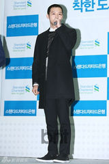 组图：韩星朴有天精练短发出席公益慈善活动