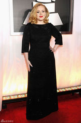 高清图：格莱美红毯阿黛尔黑色长袖亮片礼服亮相