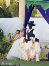 组图：名模海蒂高调庆婚 穿宫廷装露底大泄春光