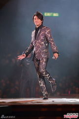 组图：古惑仔五子开唱显本色 伊健小春示爱太太