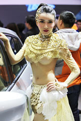 组图：龚玥菲上海车展黄金甲上阵秀美乳